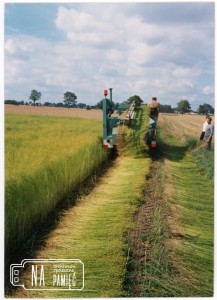 1995. Wyrywanie lnu maszyną samobieżną Depoorterre, plantacja Pana Niemczyka w Radwanicach